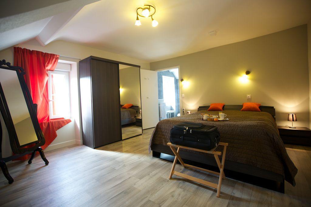 Logis Hotel Le Petit Breuil La Courtine Exterior photo
